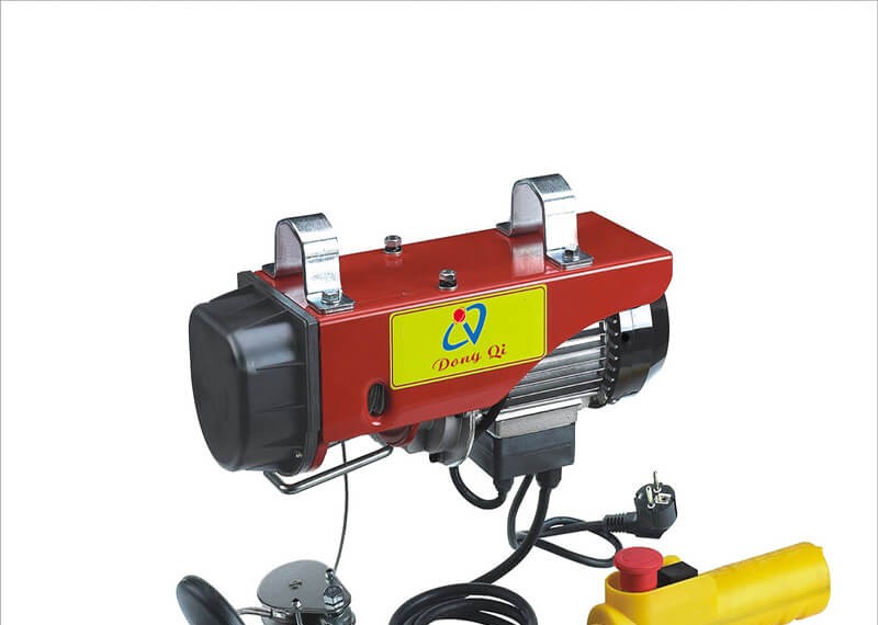 How to operate the manual chain hoist?