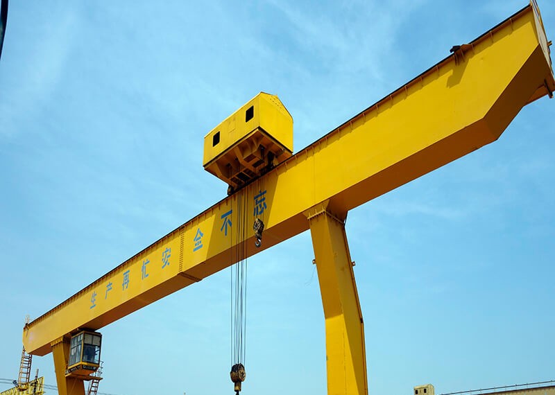 What inspections need to be done before and after the gantry crane (gantry crane) is used?
