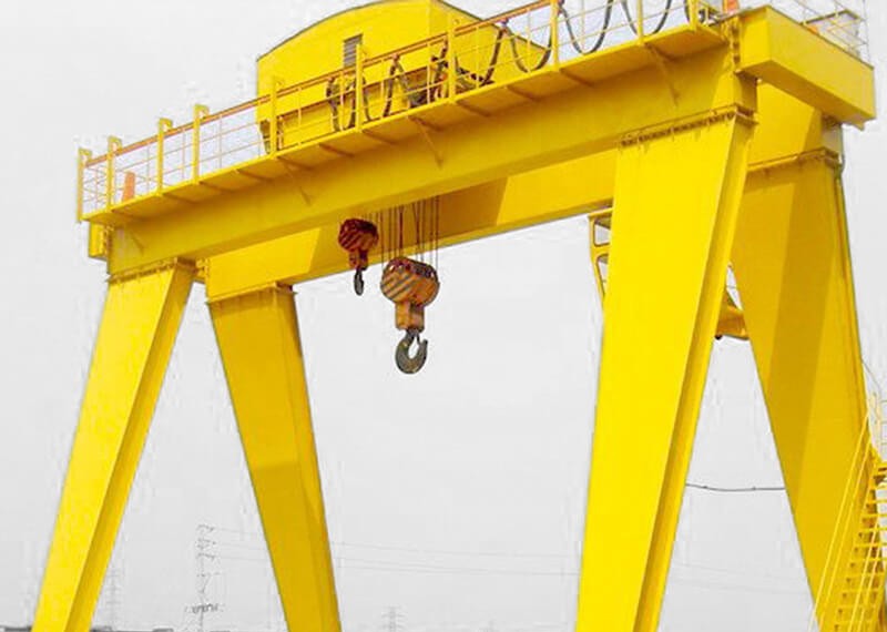 What are the structure and purpose of the gantry crane?