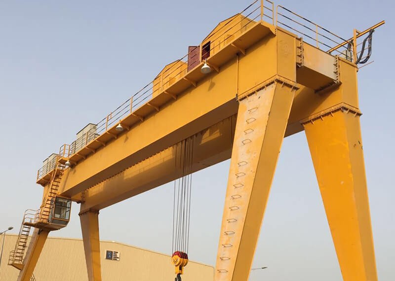 What are the working principles of cranes and the characteristics of gantry cranes?