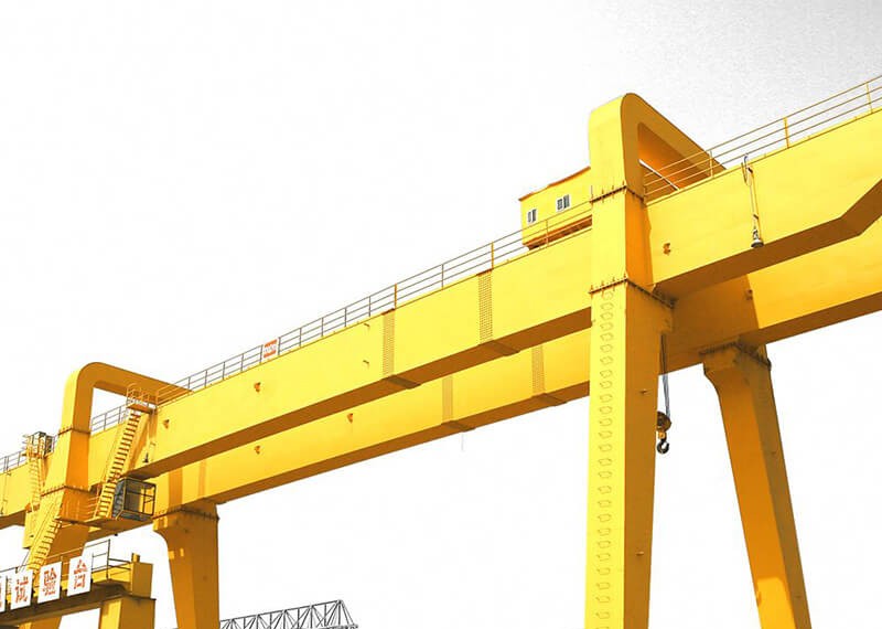 What are the lifting operation rules for bridge cranes?