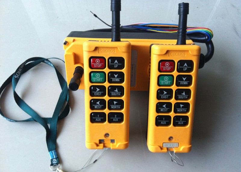 Overhead Crane Controls: Push Button Pendants vs. Radio Controls