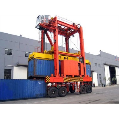 High-Capacity Straddle Carrier for Efficient Container Handling