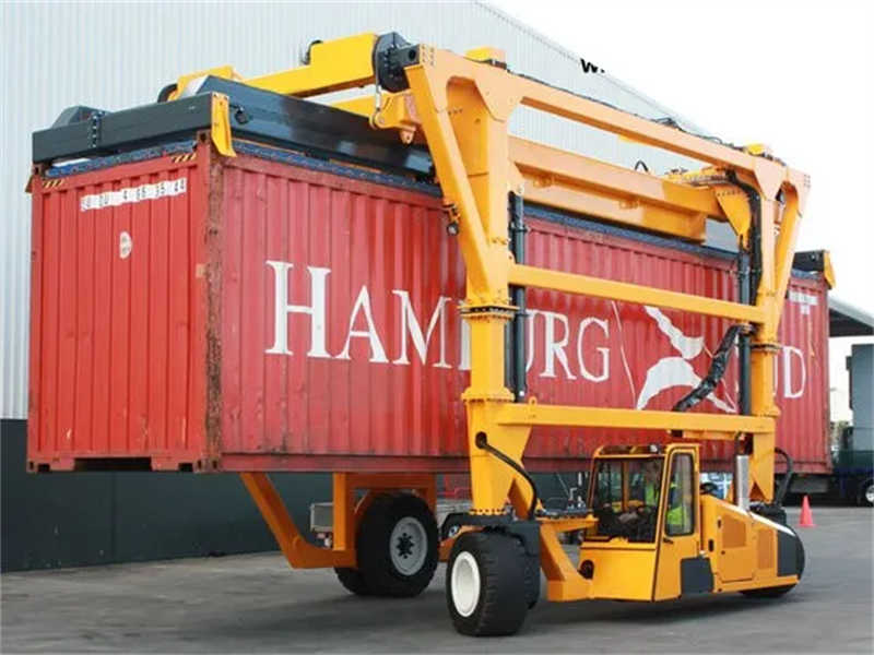 Rubber-Tired Straddle Crane for Smooth Yard Mobility