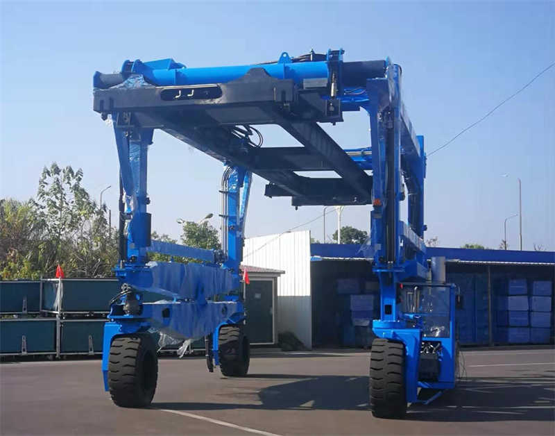 Compact Straddle Carrier Crane for Tight-Space Logistics