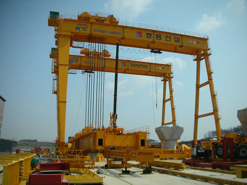 Rail-Guided Gantry Crane for Efficient Rail Freight Logistics