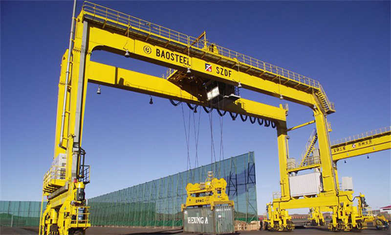 Multi-Size Container Straddle Carrier – Compatible with Various Box Types