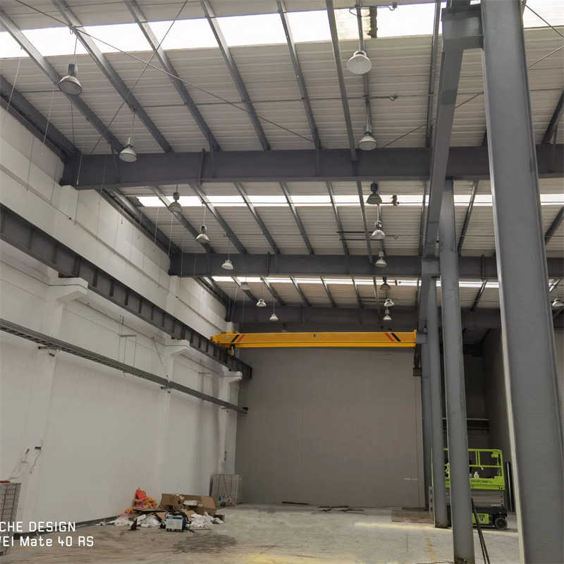 Remote-Controlled Bridge Crane – Wireless Operation for Improved Safety