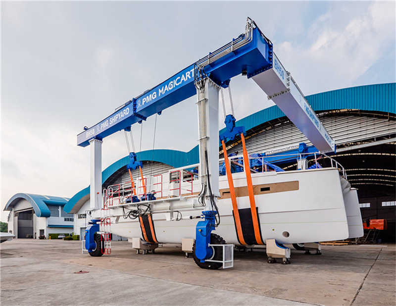 Rubber-Tired Boat Gantry Crane Adjustable for Yachts, Ships & Marine Repairs