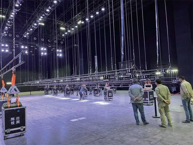 Powerful Electric Hoist for Heavy Loads and Construction Tasks