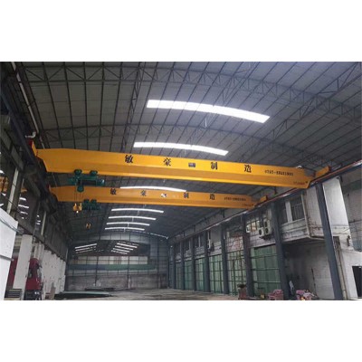 Lightweight single girder overhead crane for manufacturing facilities