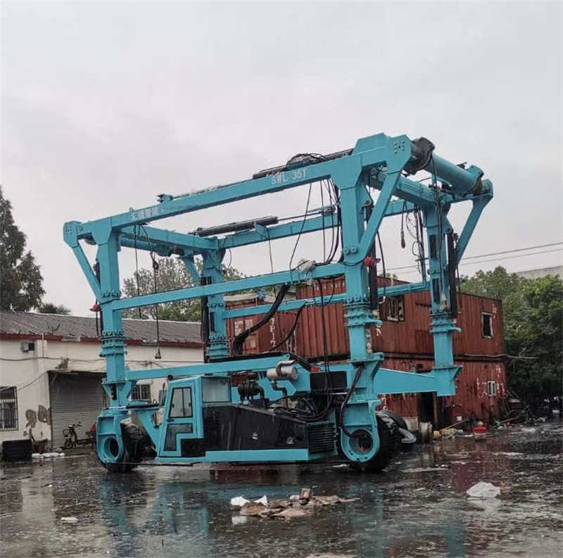 Efficient HKY3533 Straddle Carrier with Auto Spreader System