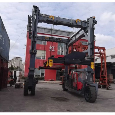 Robust Straddle Carrier with Auto Spreader for Port Logistics