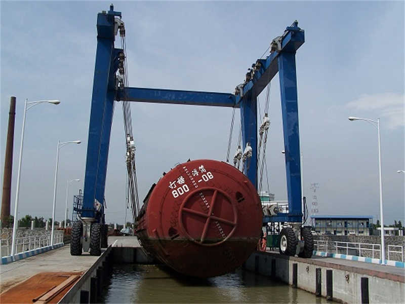 Corrosion Resistant Marine Hoist Designed for Saltwater Environments