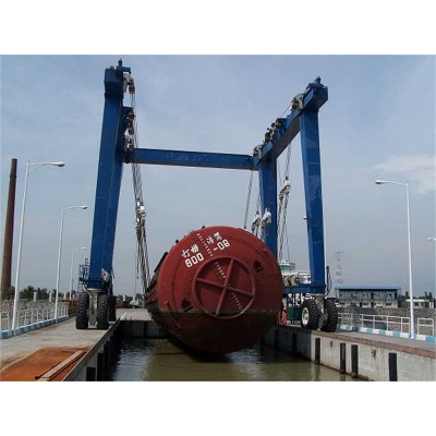 Versatile Marine Hoist Solutions for Boat Lifting and Offshore Operations
