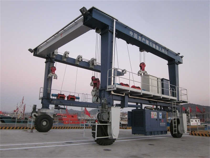 Versatile Marine Hoist Solutions for Boat Lifting and Offshore Operations