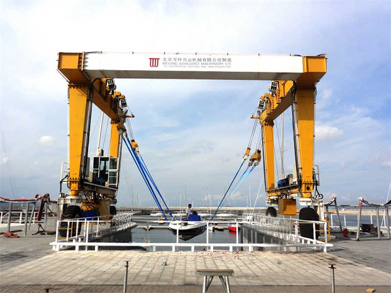 High-Strength Alloy Marine Hoist Resistant to Harsh Weather Conditions