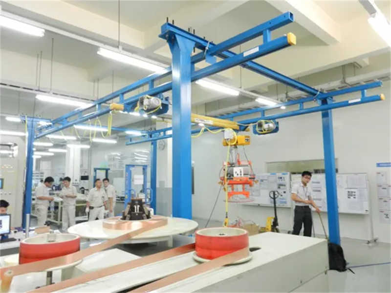 Industrial-Grade Overhead Crane for Efficient Workshop Material Handling