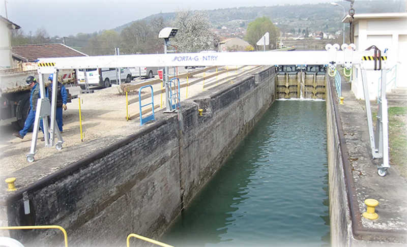 Adjustable Width Portable Aluminum Gantry Frame for Versatile Lifting