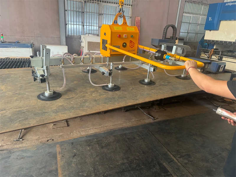 Adjustable Span Vacuum Lifter for Versatile Metal Sheet Lifting