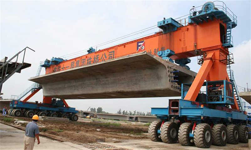 Coordinated 900T Gantry Cranes for Lifting 1800T Prefabricated Beams on Site