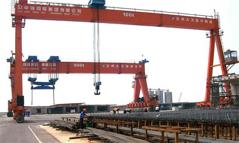 Coordinated 900T Gantry Cranes for Lifting 1800T Prefabricated Beams on Site