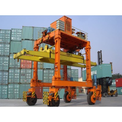 Compact Straddle Carrier for Accessing Confined Workshops & Logistics Parks